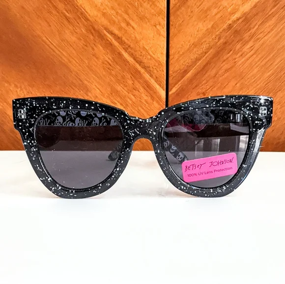 Betsey Johnson Glitter Skull, Houndstooth Sunglasses. NWT NWT Betsey Johnson Oversized SQUARED Sunglasses flowered  main image 4